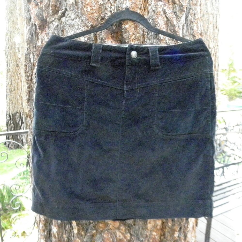 NWOT Women's Athleta black velvet like skirt size 4